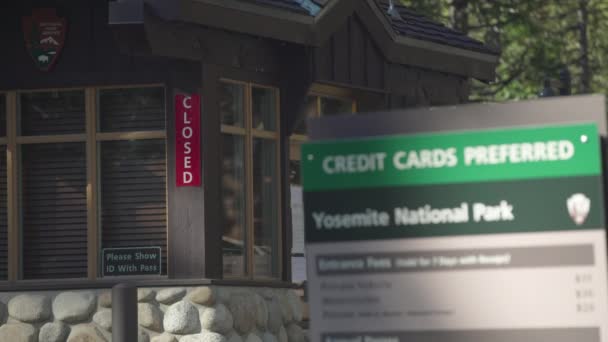 Rack Focus Para Assinar Fechado Cabine Entrada Parque Nacional Yosemite — Vídeo de Stock