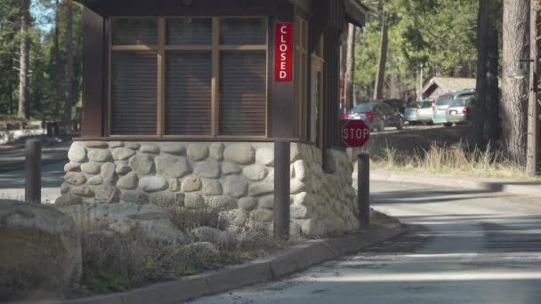 Vom Geschlossenen Schild Eingang Des Yosemite Nationalparks Kippt Der Teilweise — Stockvideo