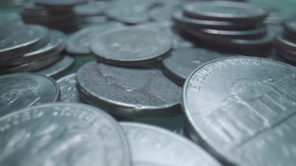 Macro Extreme Close Ecu Flotando Sobre Una Variedad Monedas Plata — Vídeo de stock