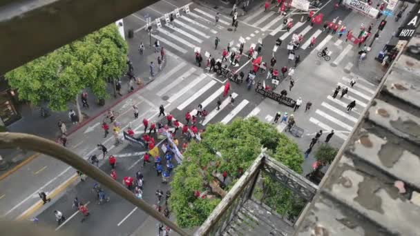 誰も違法ではない ラリー バナー 2019年5月1日の5月1日の間のロサンゼルスのダウンタウンの群衆の鳥の目のビュー — ストック動画