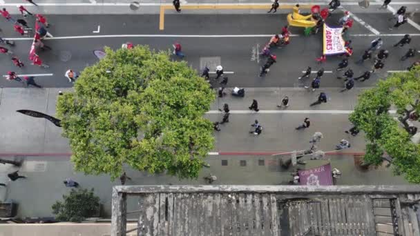 Pueblo Escucha Chant Traduce Como Personas Escuchan Vista Pájaro Multitudes — Vídeos de Stock