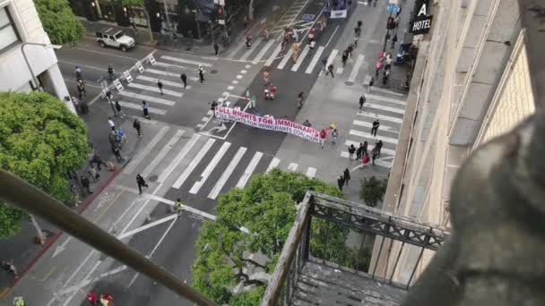 Full Rights Immigrants Banner Bird Eye View Crowds Downtown Los — Stock Video