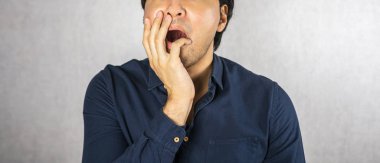 Şok jest yüz gri arka plan üzerinde el ile