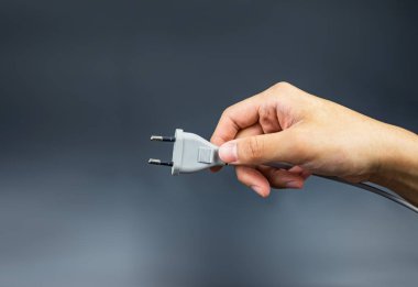 Siyah arka planda tutan el takın