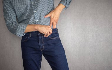 Tuck gömlek jeans içine yakın çekim