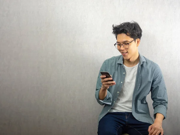 Hombre Asiático Usando Teléfono Feliz Sonrisa Mirando Pantalla —  Fotos de Stock