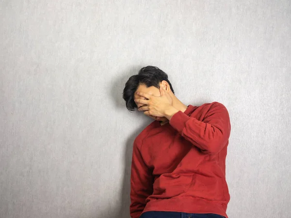 Hombre Cubriendo Cara Contra Pared — Foto de Stock