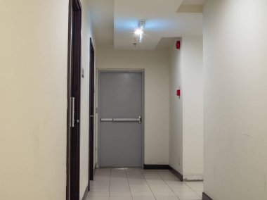 Acil çıkış kapısının bina koridor içinde