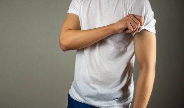 T-shirt kollu olarak topla yakın çekim