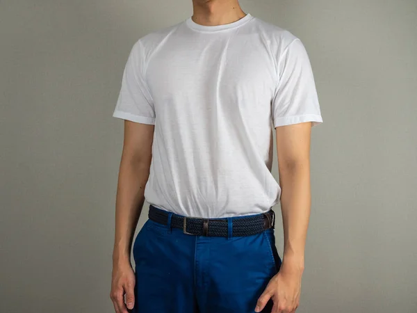 Shirt Blanc Noué Dans Pantalon — Photo