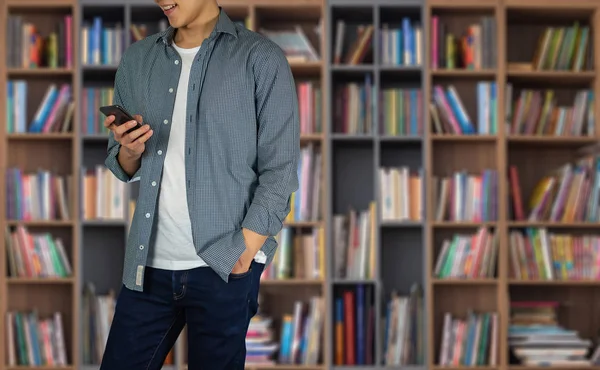 Hombre Usando Teléfono Pie Delante Estantes Libros —  Fotos de Stock