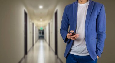 Koridor yürüme binada telefonu kullanan adam yolu