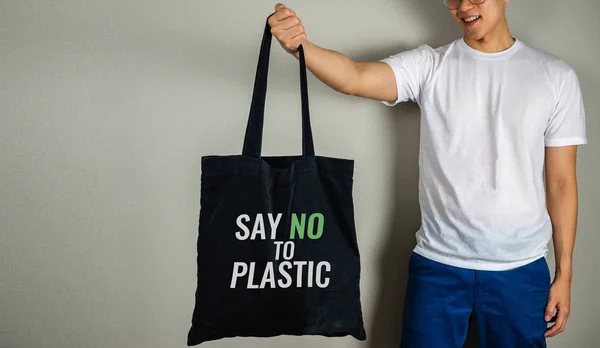 Katakan Tidak Untuk Teks Plastik Pada Tas Tote Membawa Oleh — Stok Foto