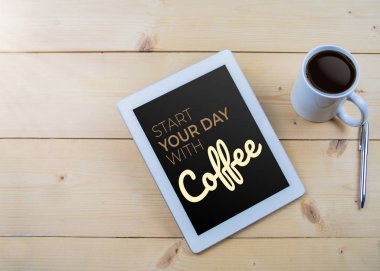 Kahve metin tablo ahşap masa ve kupa ile güne başlayın