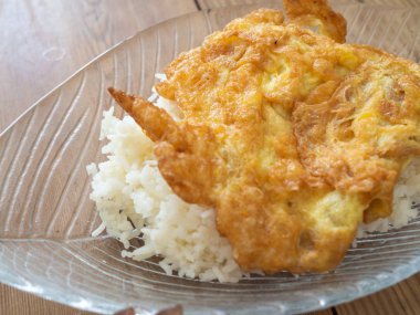 Haşlanmış pirinç çanağı ile Tay yumurtalı omlet