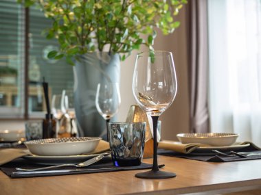 Sofra Kur boş bardak şarap ile