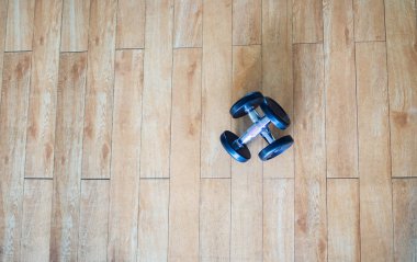 Spor salonu ahşap zemin üzerinde halter