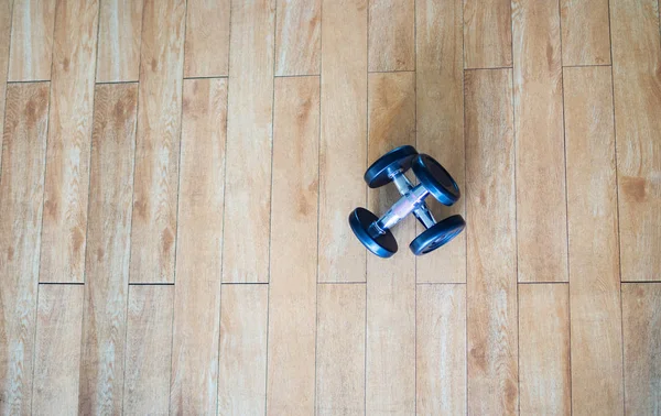 Spor salonu ahşap zemin üzerinde halter