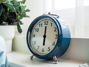 Saat altı saati karyola üzerinde