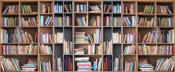 Kitap kapağı üzerinde bulanık etkisi ile geniş kitap rafları