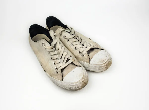 Sujo Tênis Branco Sapatos Fundo Branco — Fotografia de Stock