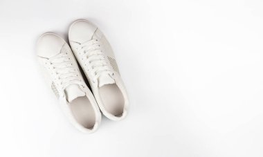Beyaz arka plan üzerinde izole beyaz spor ayakkabı ayakkabı üstten görünüm