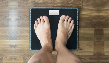 Tartı ayağa ölçeklemek, kişi görünümü bakıyor