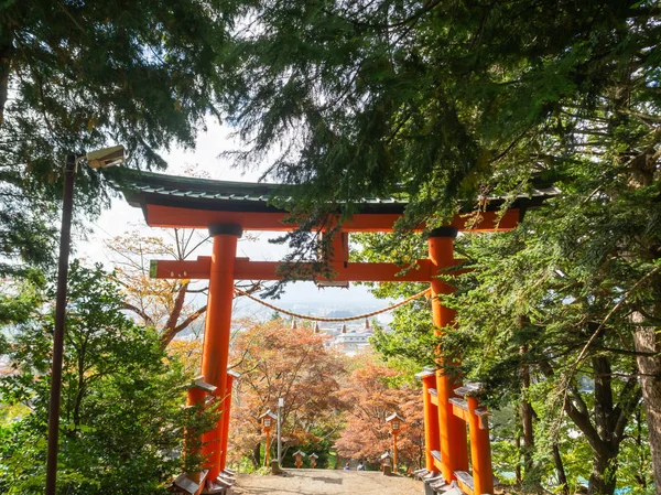Torii tapınak kapısında Chureito Pagoda, Kawagochiko, Japonya