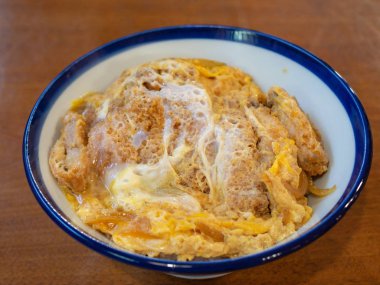 Katsu don, derin yağda kızartılmış yumurta kase ile domuz eti