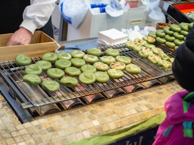 Kusamochi veya çim-mochi (pirinç unu köfte) kırmızı fasulye ezmesi ile. Ünlü Aperatif sattın Oshino Hakkai, Japonya