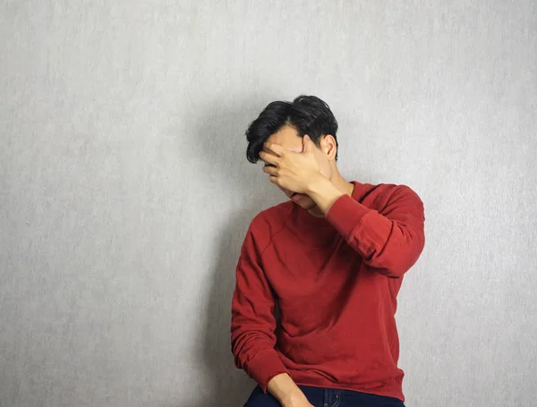 Cara Cubierta Por Una Mano Hombre Vestido Rojo Shrit — Foto de Stock