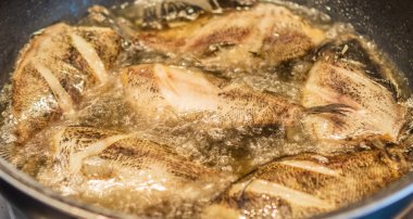 Yağ kullanarak tavada kızartma balığı kapatın