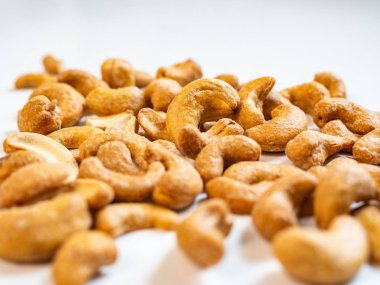 Beyaz arka planda kavrulmuş kaju fıstığı yakın