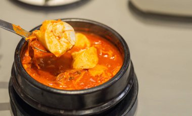 Kim chi çorbası yakın