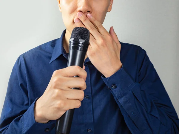 Hombre Cubriendo Boca Sosteniendo Micrófono Cerca — Foto de Stock