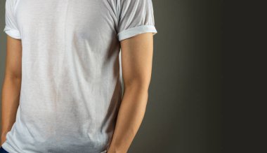 Beyaz boş t-shirt giyen adam yakın