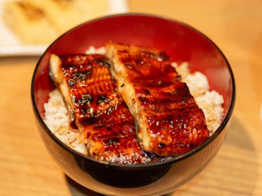 Unadon (Unagi Donburi) - Haşlanmış pirinç ile Japon ızgara kızaygırı - yakın