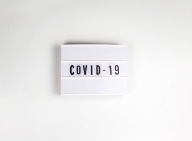 Beyaz arkaplan üzerinde Covid-19 metni