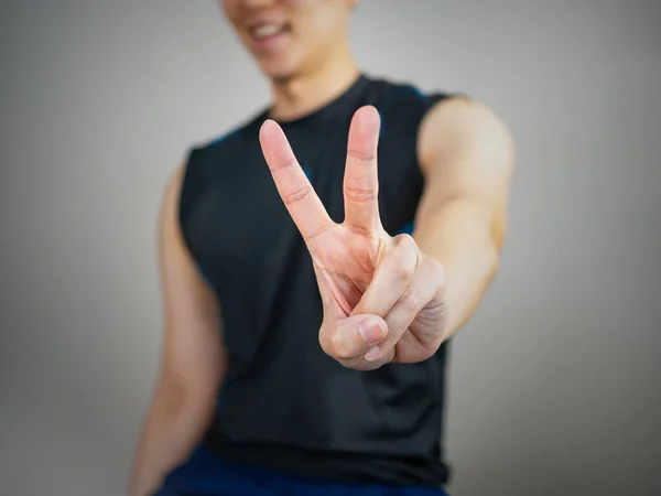 Zwei Hand Geste Eines Mannes Sportkleidung — Stockfoto