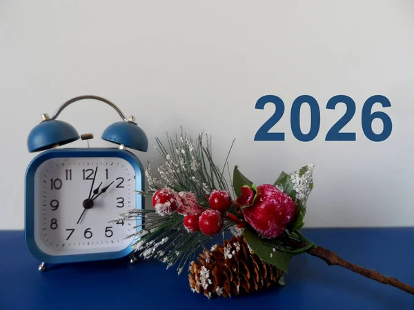 Yeni yıl 2026, saat ve köknar dallarıyla. Yılbaşı geçmişi. Noel ve yeni yıl kompozisyonu. Üst görünüm, düz uzanma
