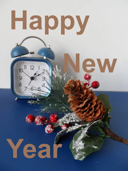 Alarm saati ve konileri olan yeni yıl kartı