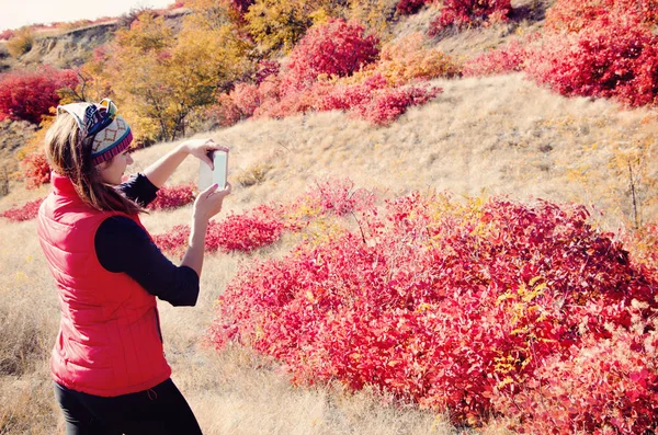 Chica Tomando Fotos Arbustos Con Hojas Otoño —  Fotos de Stock