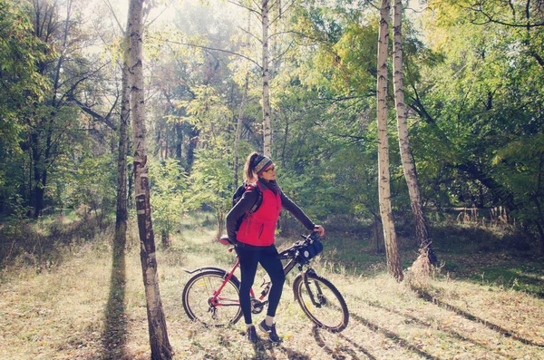 Menina Com Uma Bicicleta Entre Árvores — Fotografia de Stock