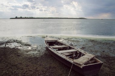 Kumsaldaki eski tekne.