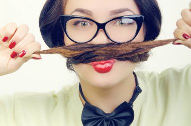 oynak yüzü olan gözlüklü bir kız