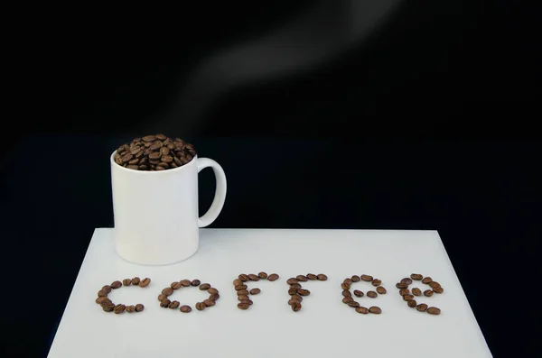 Tasse Mit Kaffeekörnern — Stockfoto