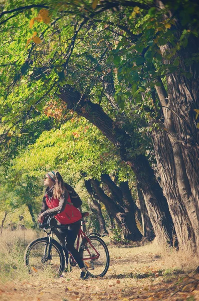 Menina Com Uma Bicicleta Entre Árvores — Fotografia de Stock