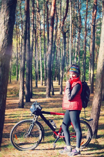 Flicka Med Cykel Bland Träden — Stockfoto