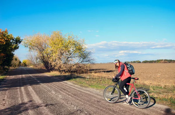 Menina Monta Uma Bicicleta Estrada — Fotografia de Stock