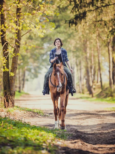 Glückliche Junge Frau Reitet Morgens Frühlingswald Pferd Mit Cordeo — Stockfoto